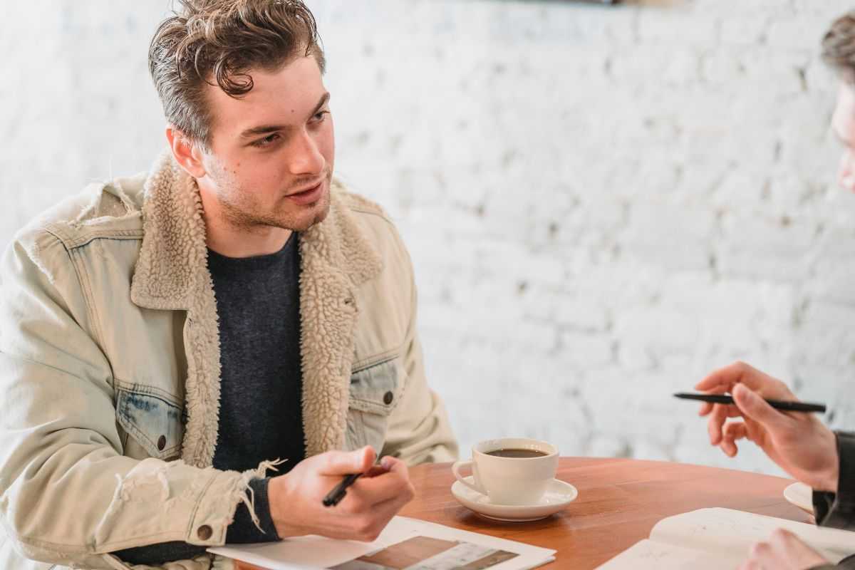 Caffè offerto al candidato per un lavoro