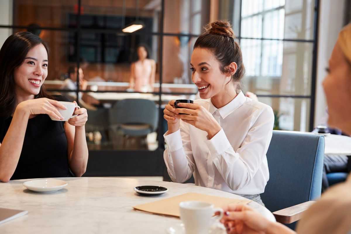Colleghe di lavoro si concedono un caffè