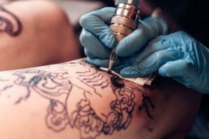 Tatuatore all'opera